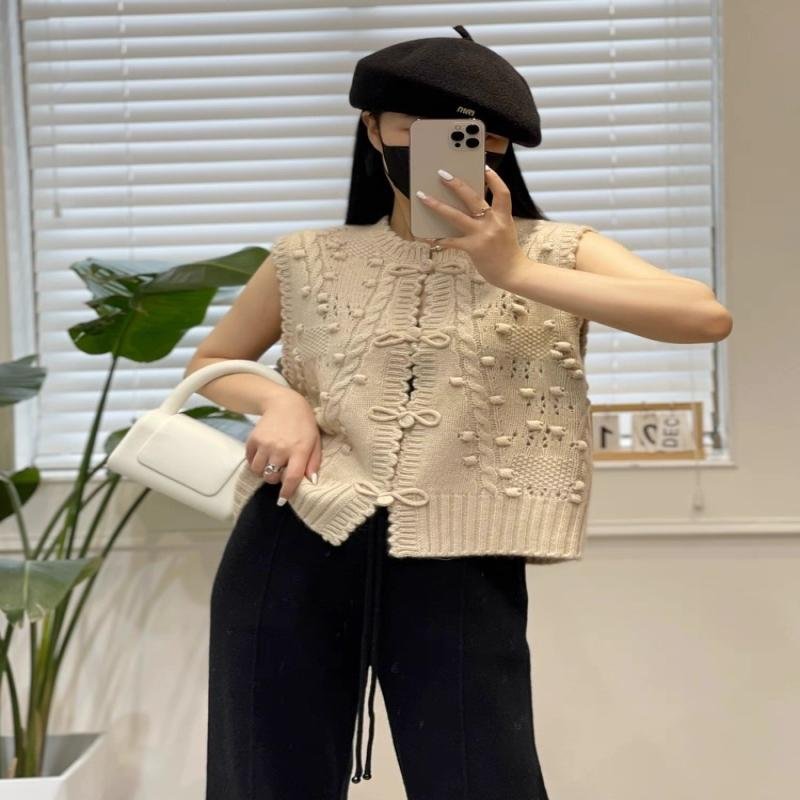 2025 Autumn/Winter New Round Neck Hollow-Out Vintage Buttoned Three-Dimensional Twisted 100% Wool Sweater Vest Jacket